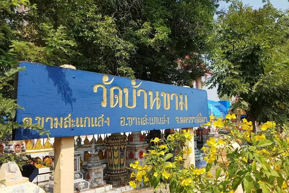 คนรักหมานำกระดูกเผาแล้วเก็บช่องบรรจุอัฐิริมกำแพงโบสถ์