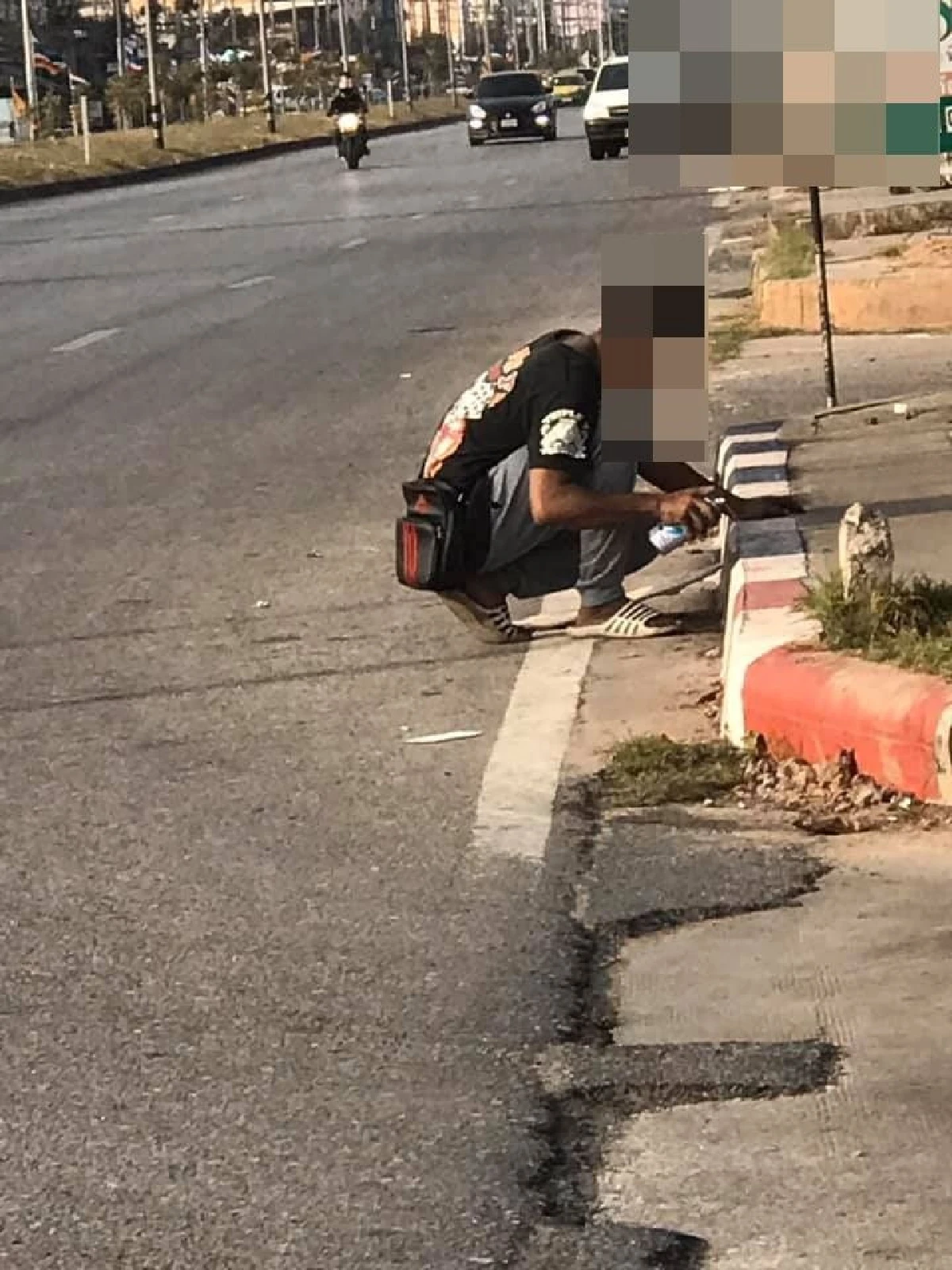 ร้านก๋วยเตี๋ยวย่านมหาชัยทาสีทับพื้นขาวแดงเพื่อให้รถลูกค้าจอด