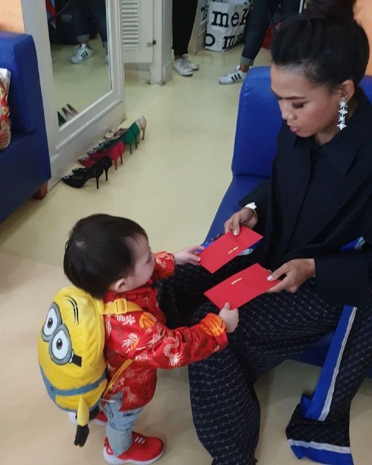 หลานๆชอบซองแดง! สายฟ้า-พายุ ตี๋น้อยหมื่นล้านเดินสายรับอั่งเปาจากป้าๆ (คลิป)