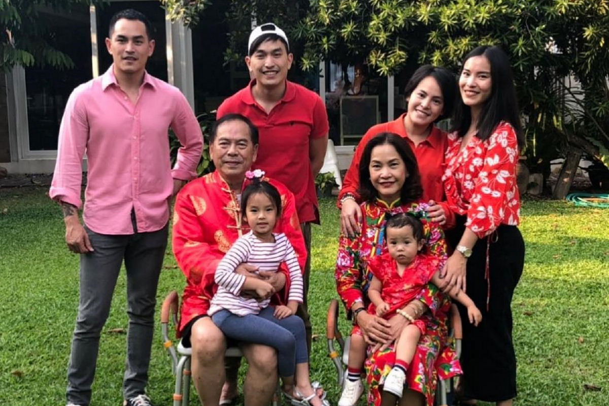 เลือดข้นกว่าน้ำ! สงกรานต์ ร่วมเฟรม แจน-เมย์ ยุติดราม่าพี่น้องเตชะณรงค์แตกคอ เลือดข้นกว่าน้ำ! สงกรานต์ ร่วมเฟรม แจน-เมย์ ยุติดราม่าพี่น้องเตชะณรงค์แตกคอ