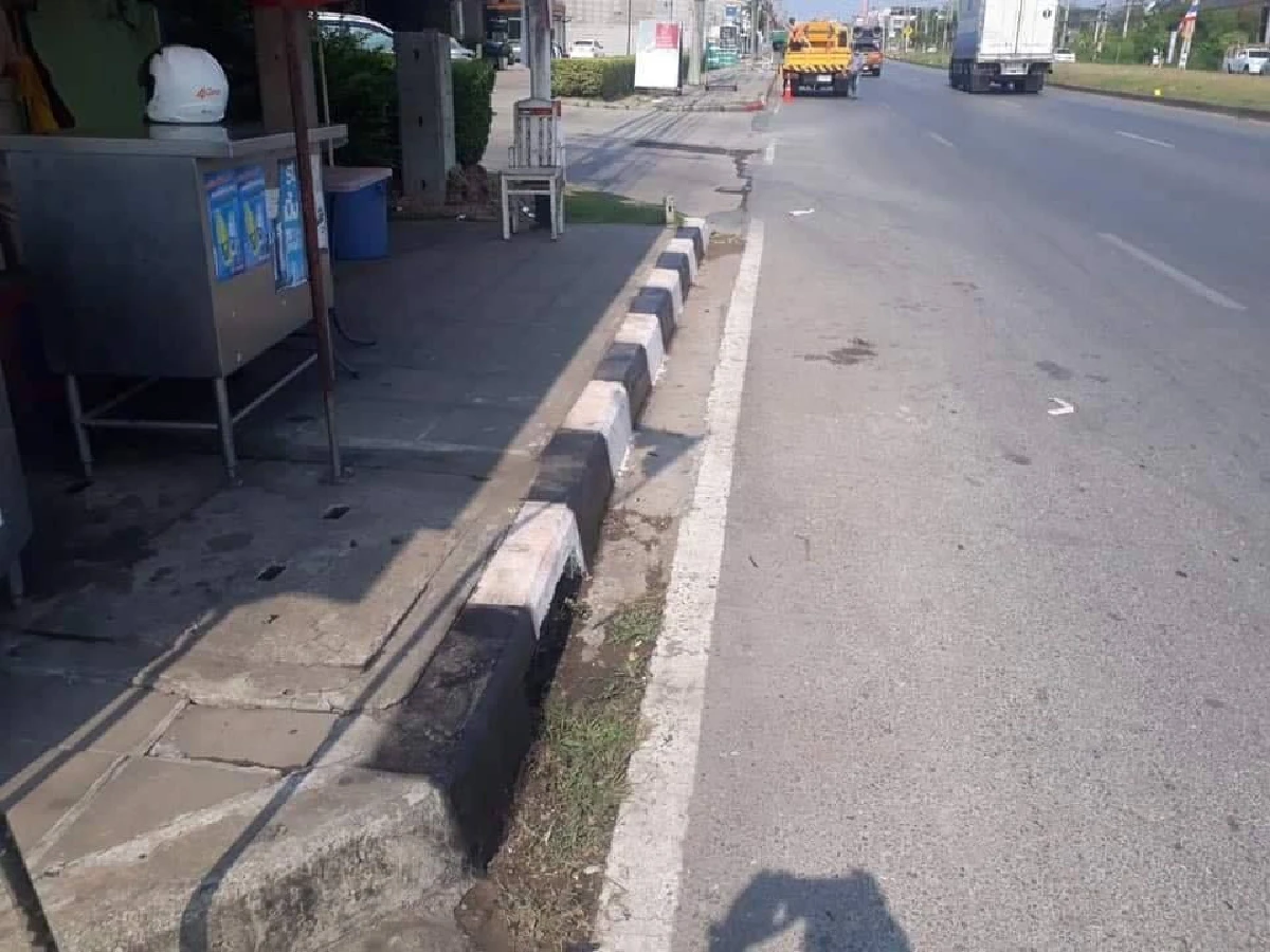 ร้านค้าหัวหมอทาสีทับแถบขาวแดงริมทางเท้าให้จอดรถได้ เจอเจ้าหน้าที่แก้เกมแบบทันควัน