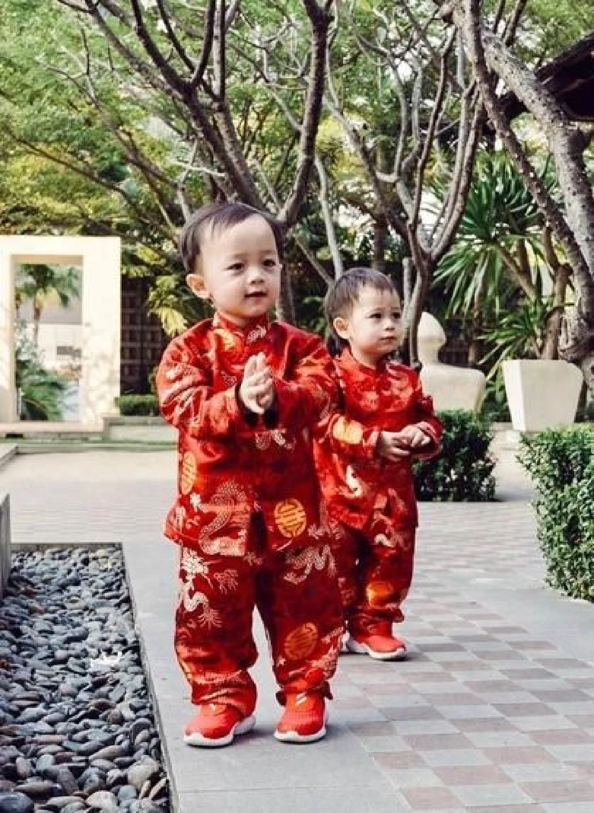 หลานๆชอบซองแดง! สายฟ้า-พายุ ตี๋น้อยหมื่นล้านเดินสายรับอั่งเปาจากป้าๆ (คลิป)