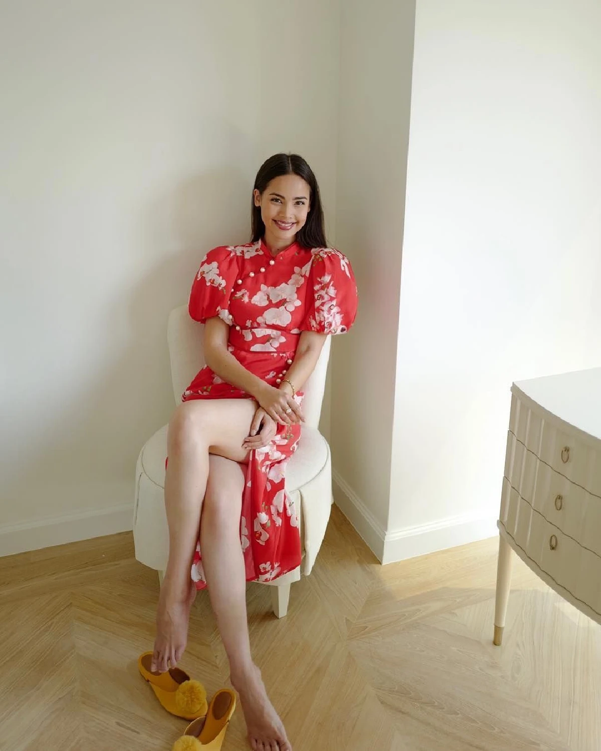 ลุคไหนก็เอาอยู่! ญาญ่า อุรัสยา นั่งไขว่ห้างอวดขาขาวเนียนเซ็กซี่เบาๆ