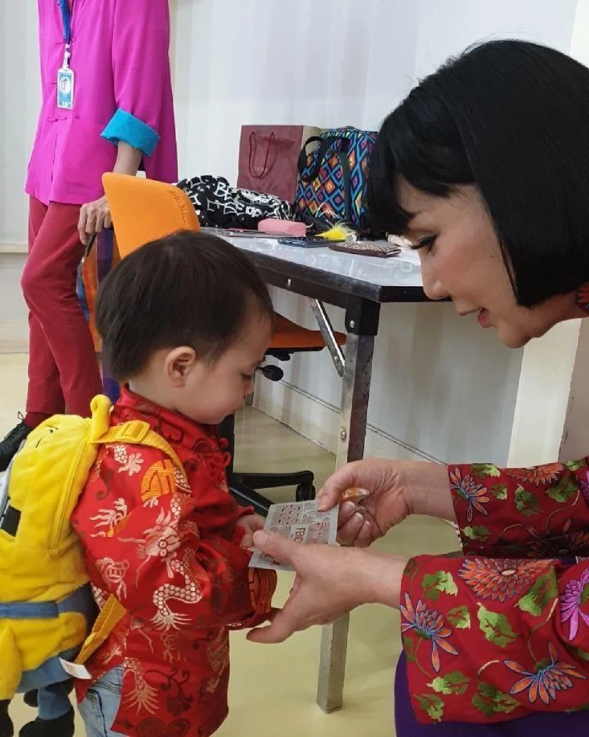 หลานๆชอบซองแดง! สายฟ้า-พายุ ตี๋น้อยหมื่นล้านเดินสายรับอั่งเปาจากป้าๆ (คลิป)