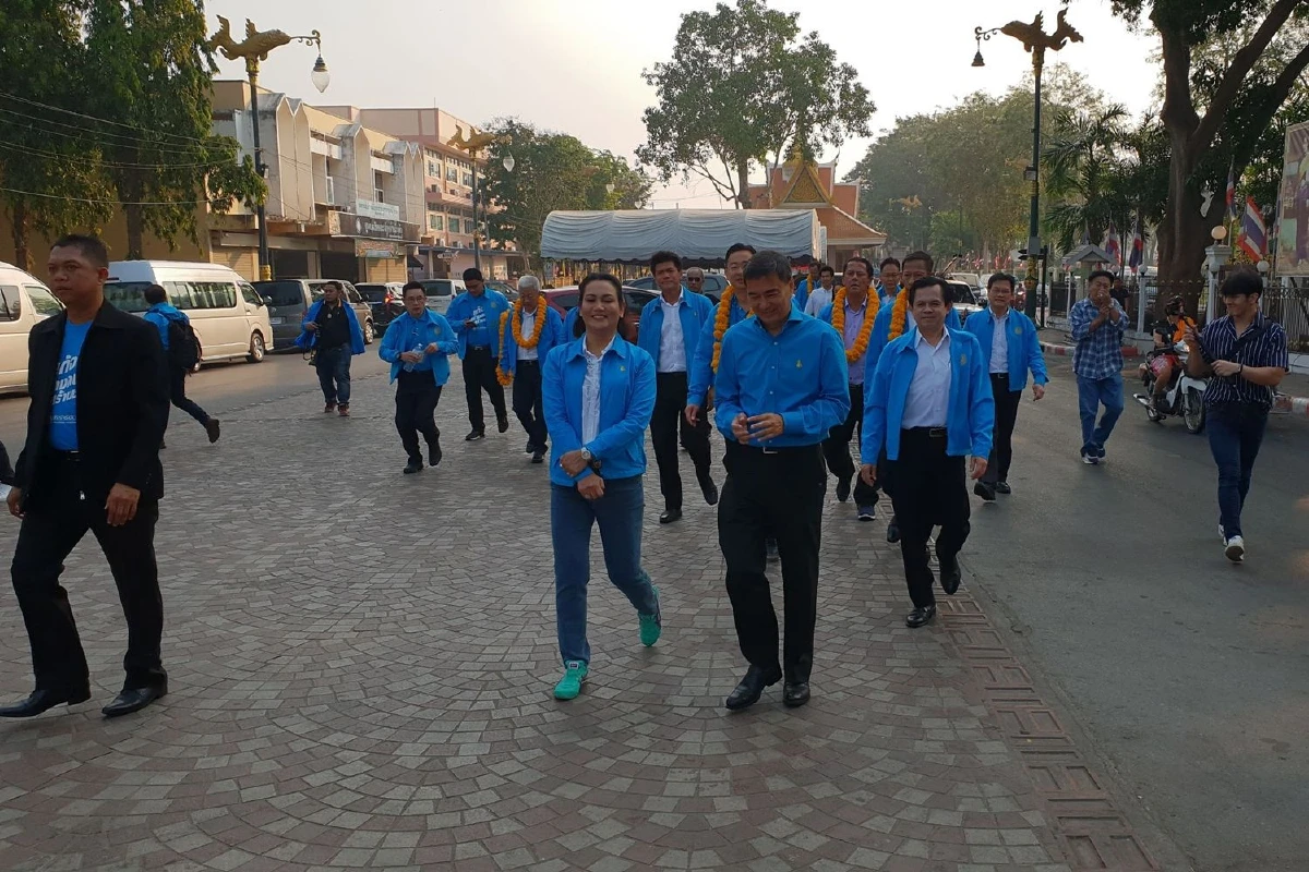 "อภิสิทธิ์"ช่วยผู้สมัครสส.กาญจน์มั่นใจได้เก้าอี้5ที่นั่งยกจังหวัด