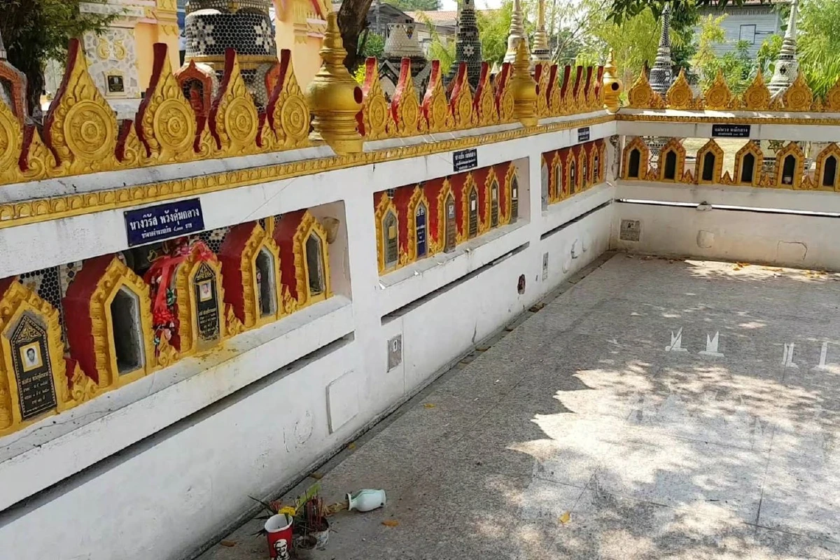 คนรักหมานำกระดูกเผาแล้วเก็บช่องบรรจุอัฐิริมกำแพงโบสถ์