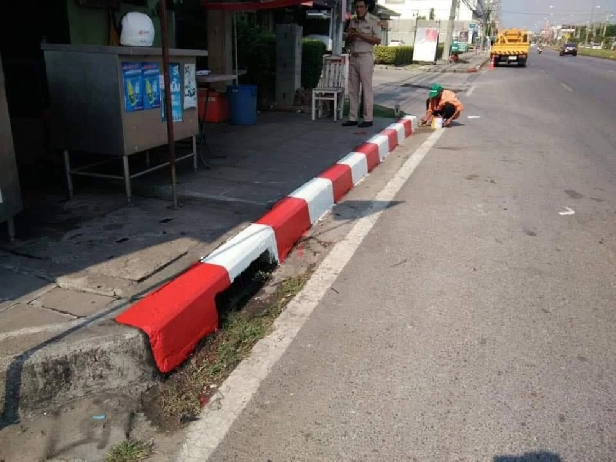 ร้านค้าหัวหมอทาสีทับแถบขาวแดงริมทางเท้าให้จอดรถได้ เจอเจ้าหน้าที่แก้เกมแบบทันควัน