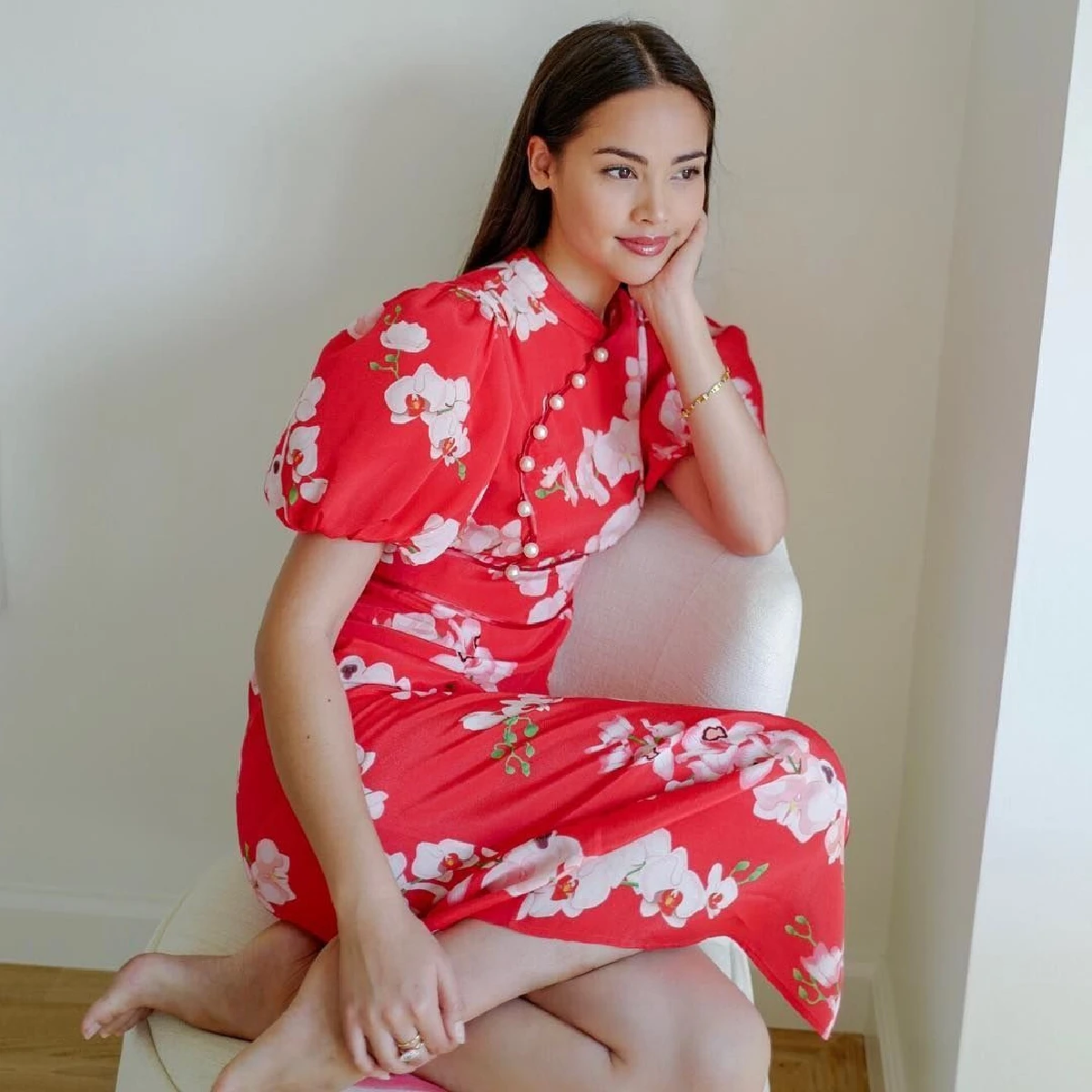 ลุคไหนก็เอาอยู่! ญาญ่า อุรัสยา นั่งไขว่ห้างอวดขาขาวเนียนเซ็กซี่เบาๆ