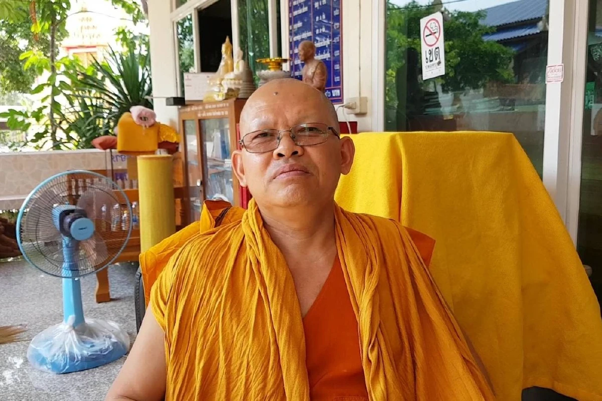 คนรักหมานำกระดูกเผาแล้วเก็บช่องบรรจุอัฐิริมกำแพงโบสถ์