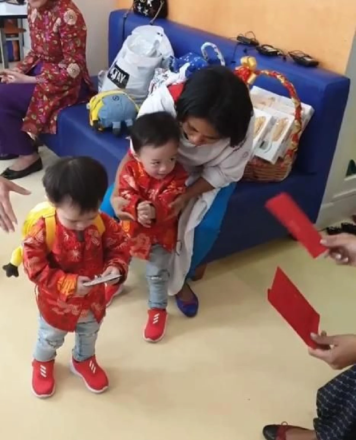 หลานๆชอบซองแดง! สายฟ้า-พายุ ตี๋น้อยหมื่นล้านเดินสายรับอั่งเปาจากป้าๆ (คลิป)