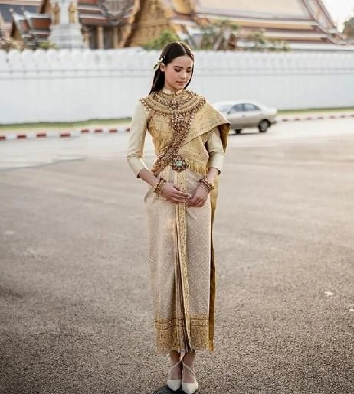 ลุคไหนก็เอาอยู่! ญาญ่า อุรัสยา นั่งไขว่ห้างอวดขาขาวเนียนเซ็กซี่เบาๆ