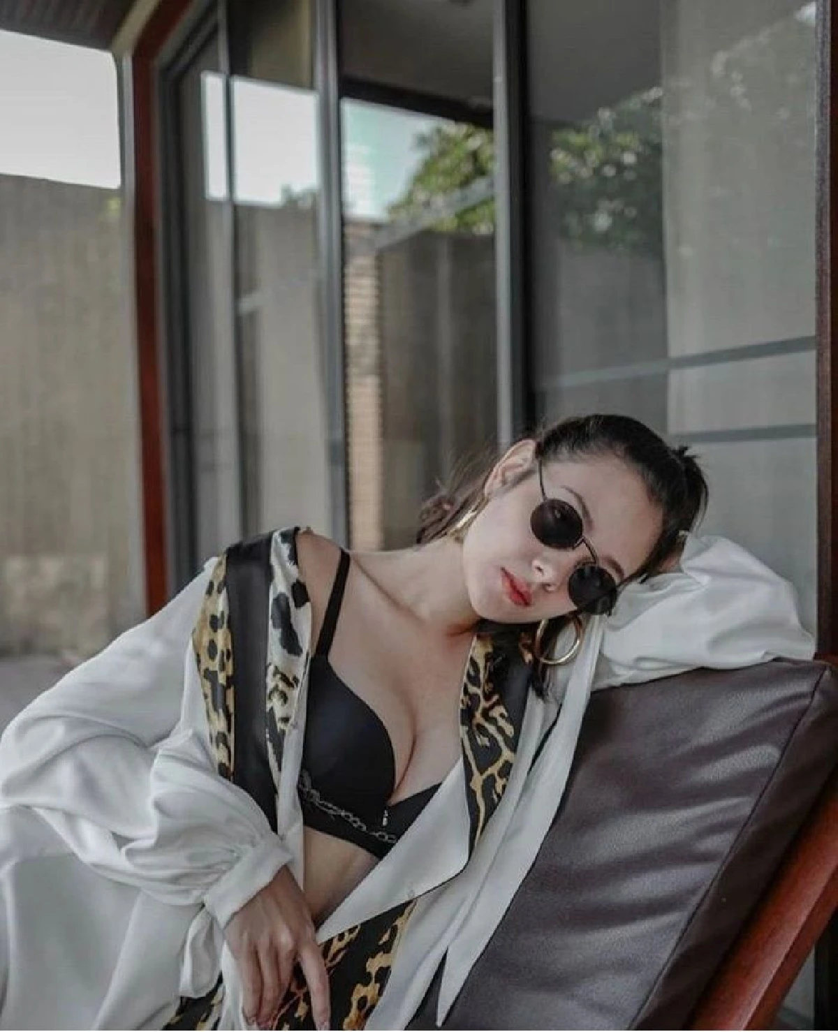 มีดีก็ต้องโชว์! แซมมี่ เคาวเวลล์ สวยเผ็ดเด็ดตั้งแต่หัวจรดเท้า