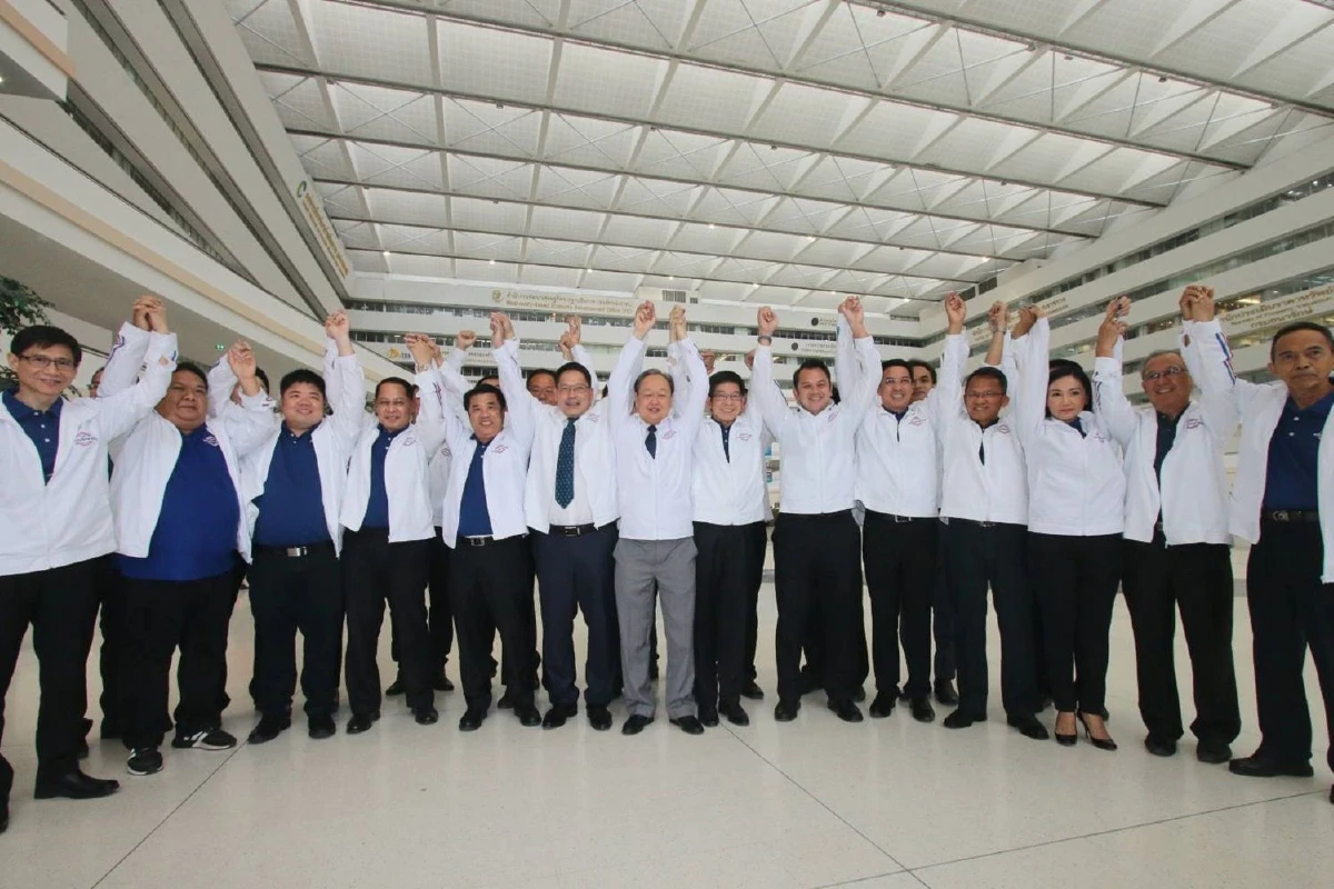 พปชร.ยื่นสมัครบัญชีรายชื่อ"ณัฎฐพล"อันดับ1มั่นใจ "บิ๊กตู่"ตอบรับแคนดิเดตนายกฯ