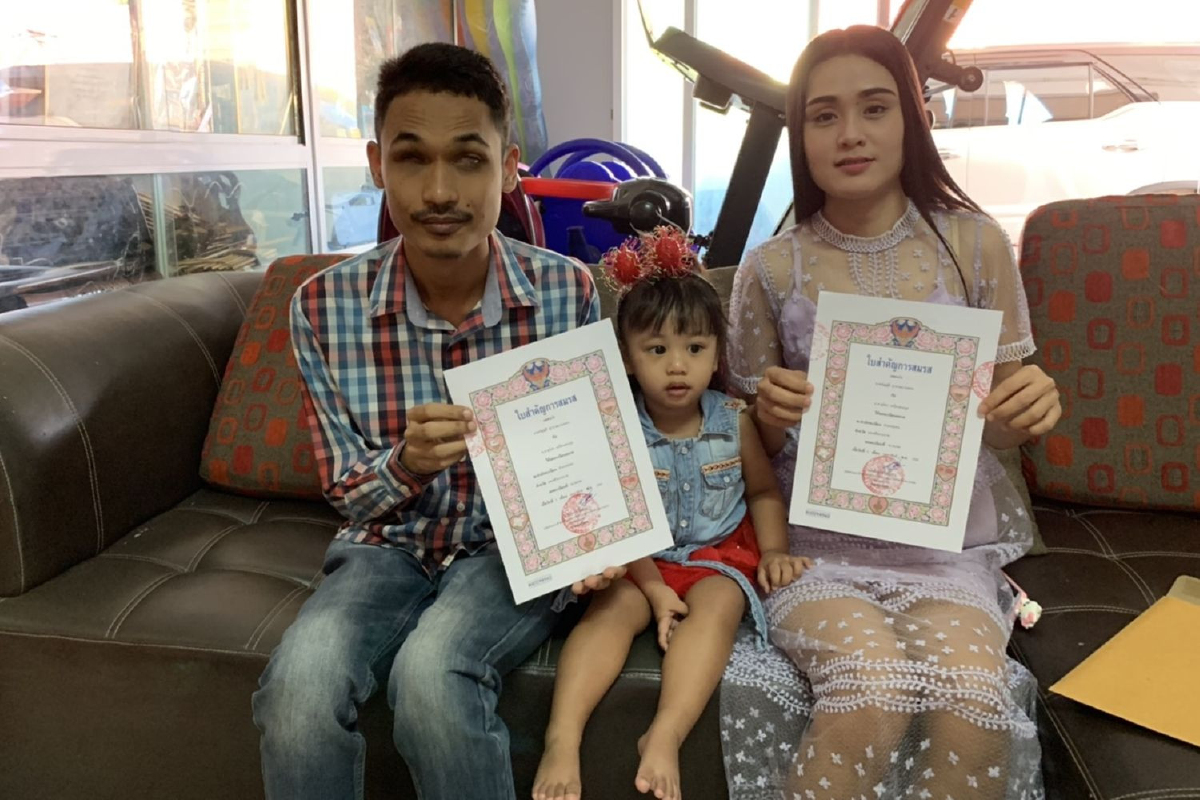 "หัวใจไม่บอด"น้องเดียวนายหนังตะลุงดังผู้พิการสายตาควงภรรยาจดทะเบียนสมรส "หัวใจไม่บอด"น้องเดียวนายหนังตะลุงดังผู้พิการสายตาควงภรรยาจดทะเบียนสมรส