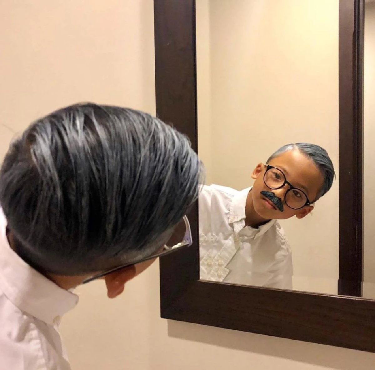 “น้องบีน่า-น้องบรู๊คลิน” น่ารักจัดเต็ม! แต่งตัวแปลงร่างเป็นคุณตา คุณยายสมจริงมาก