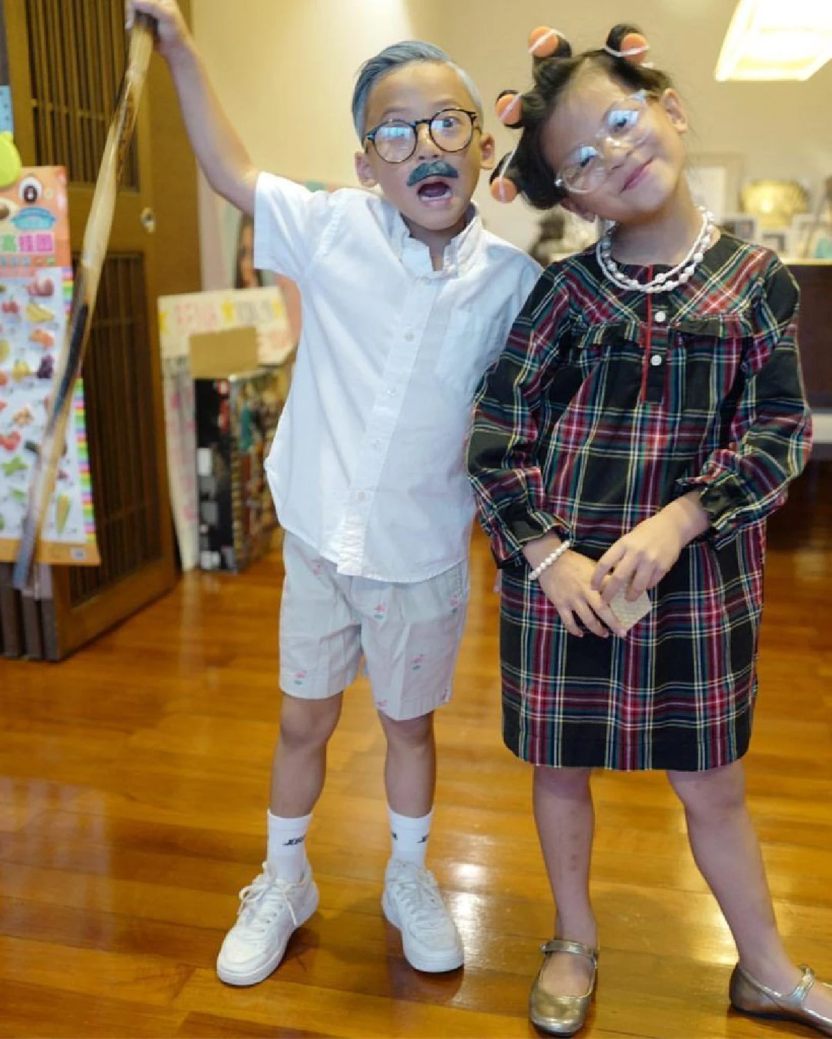 “น้องบีน่า-น้องบรู๊คลิน” น่ารักจัดเต็ม! แต่งตัวแปลงร่างเป็นคุณตา คุณยายสมจริงมาก