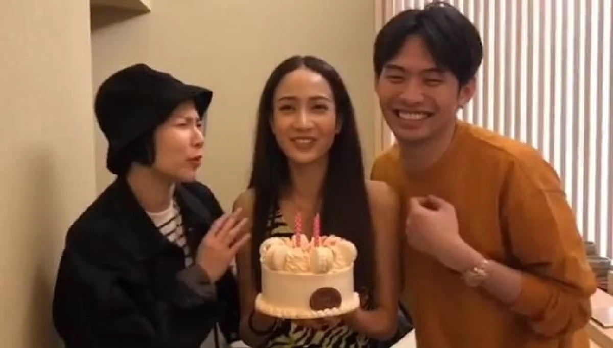ช็อตน่ารักๆ ต้นหอม-มะตูม หอบเค้กเซอร์ไพรส์วันเกิด แต้ว ณฐพร (คลิป)