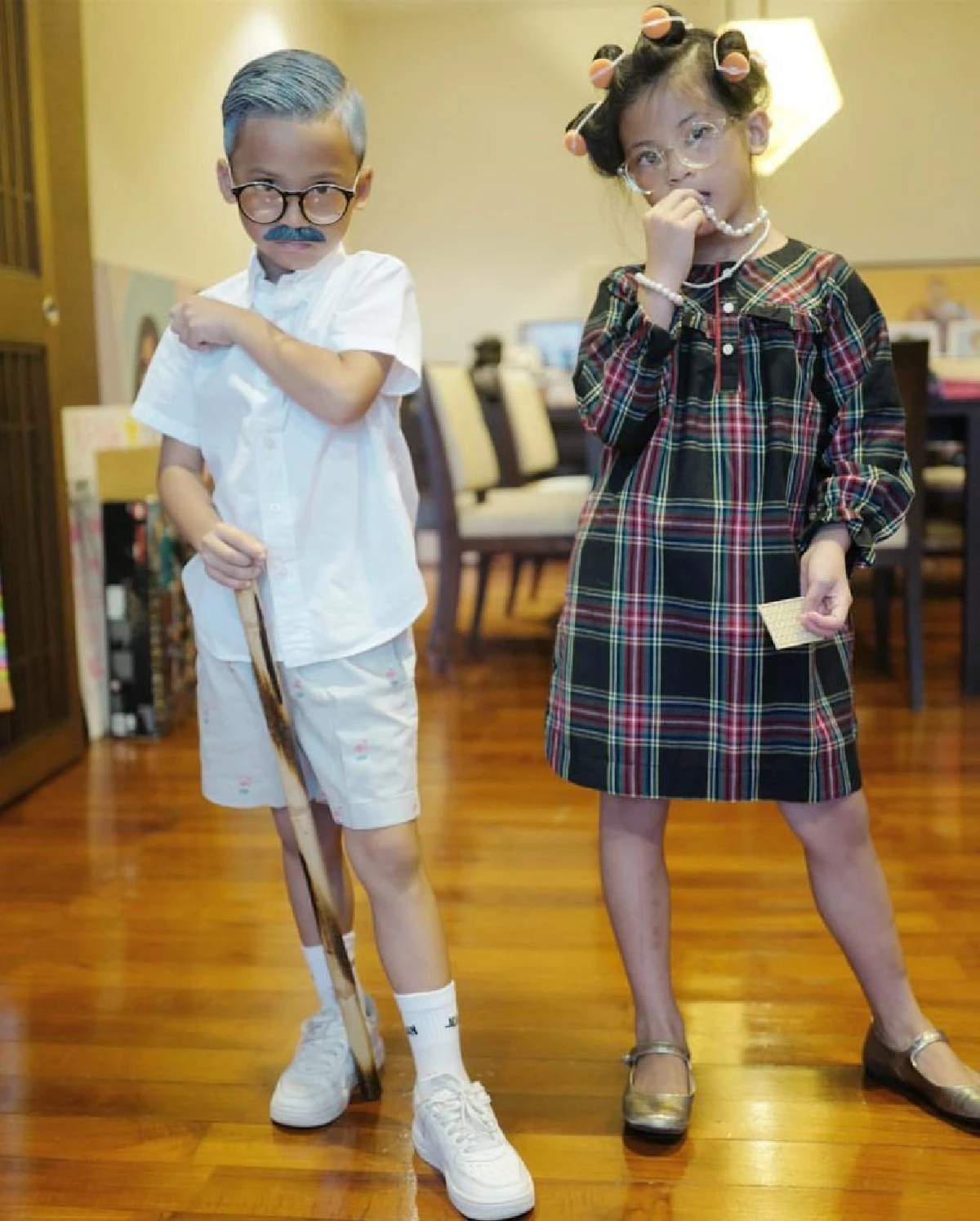 “น้องบีน่า-น้องบรู๊คลิน” น่ารักจัดเต็ม! แต่งตัวแปลงร่างเป็นคุณตา คุณยายสมจริงมาก