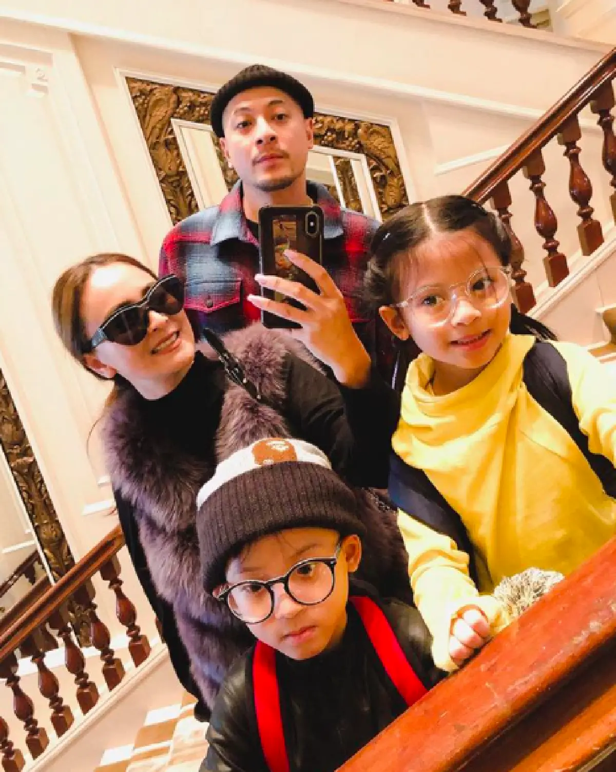 “น้องบีน่า-น้องบรู๊คลิน” น่ารักจัดเต็ม! แต่งตัวแปลงร่างเป็นคุณตา คุณยายสมจริงมาก