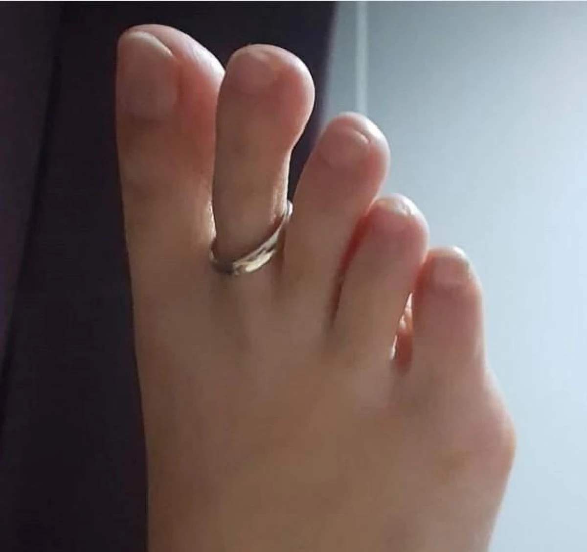 ผูกพันตั้งแต่มือจรดเท้า! แสตมป์ ทำแหวนแต่งงานหาย เจออีกในนิ้วเท้าภรรยา