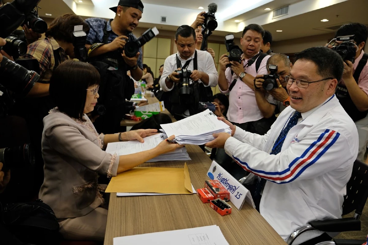 พปชร.ยื่นสมัครบัญชีรายชื่อ"ณัฎฐพล"อันดับ1มั่นใจ "บิ๊กตู่"ตอบรับแคนดิเดตนายกฯ