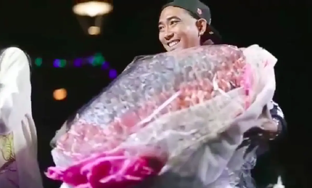 “บอล" เปย์หนักมาก! หอบดอกไม้เงินช่อโต พร้อมเรียก “โต้ง ทูพี” มาเซอร์ไพร์สวันเกิดล่วงหน้า “อุ้ม”