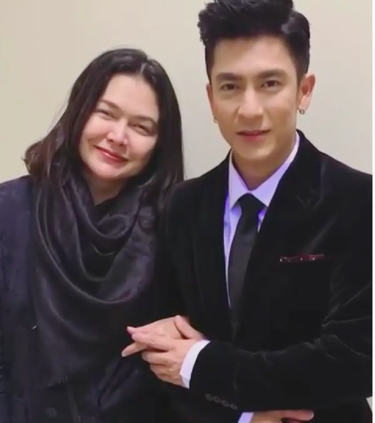 มุมน่ารัก “แม่หมู” เขินหนักมาก หลังลูกชาย “นาย” พา “พี่ติ๊ก” มาเซอร์ไพรส์แม่ถึงหน้าประตู