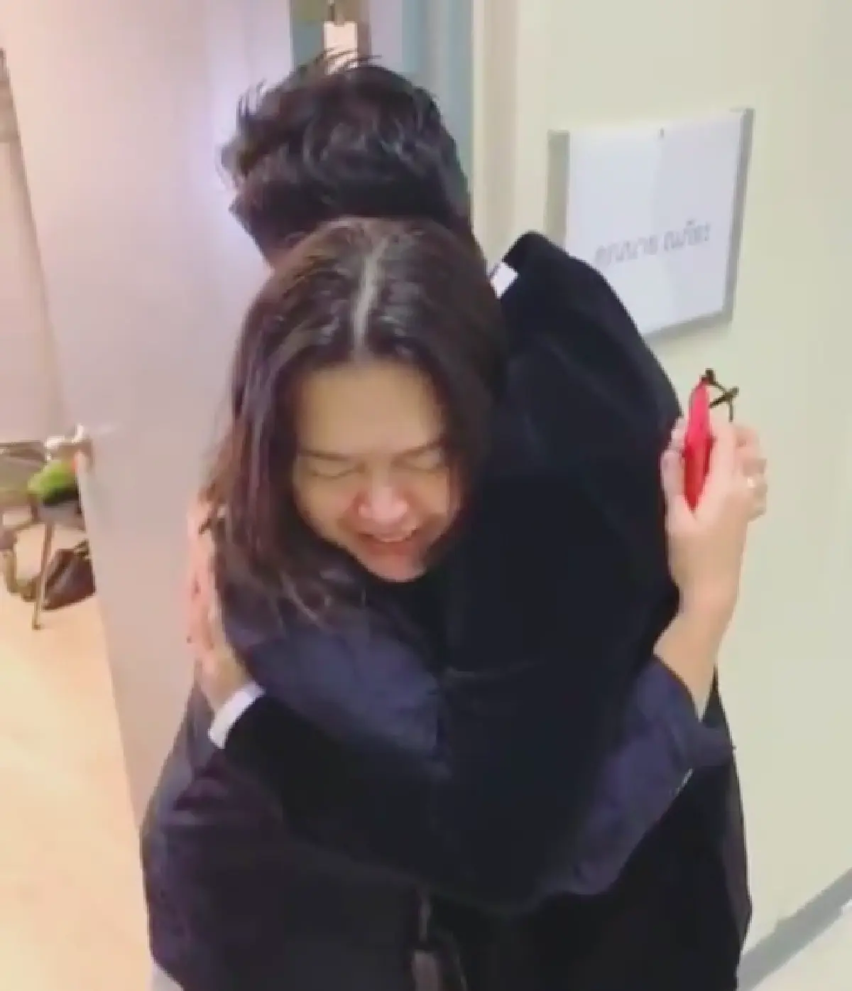 มุมน่ารัก “แม่หมู” เขินหนักมาก หลังลูกชาย “นาย” พา “พี่ติ๊ก” มาเซอร์ไพรส์แม่ถึงหน้าประตู