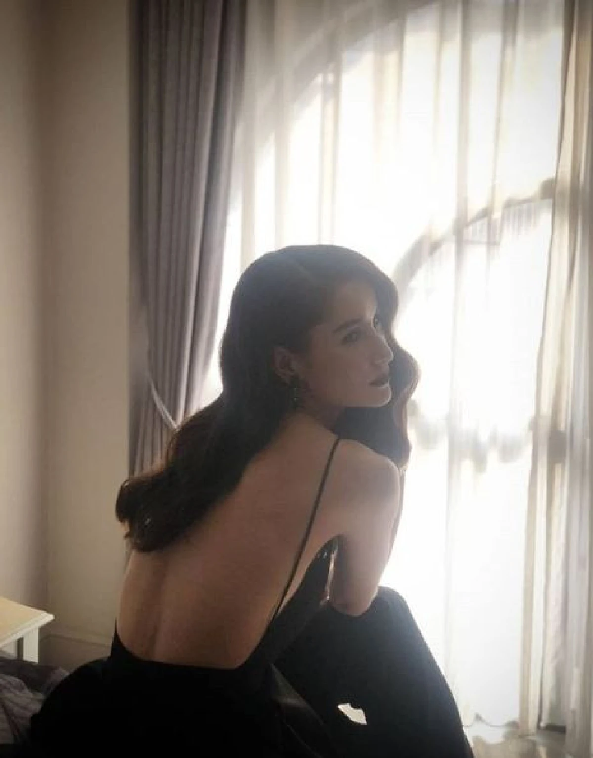 แหวกให้พอหวิว! แอน ทองประสม สวมเดรสสีดำอวดลุคเซ็กซี่นานๆที