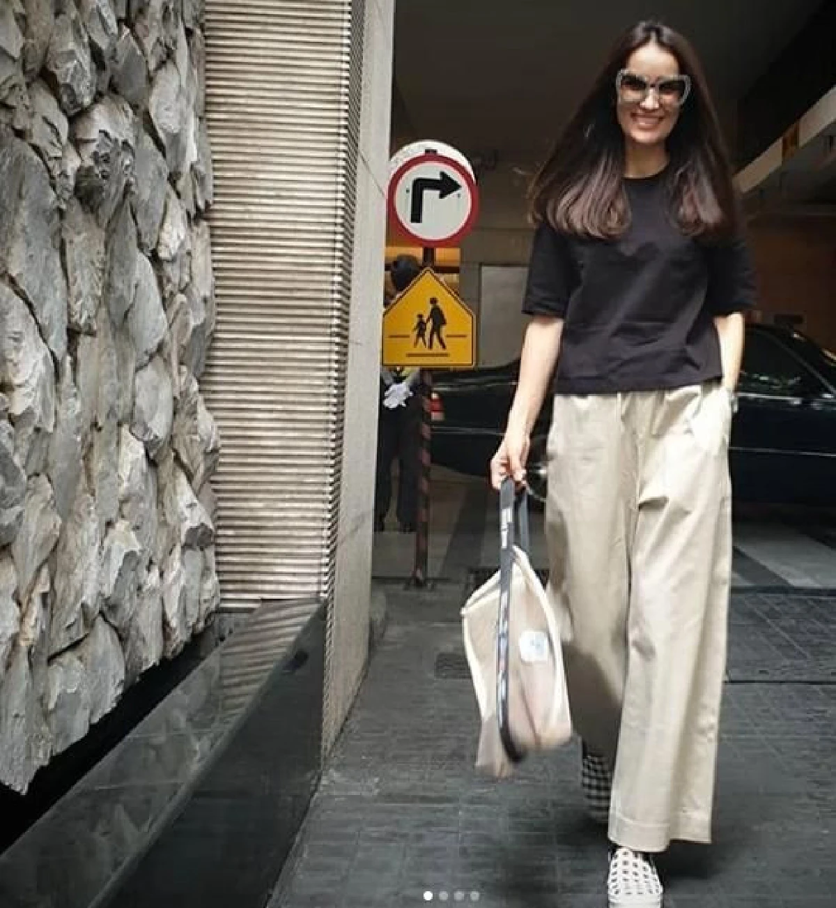 แหวกให้พอหวิว! แอน ทองประสม สวมเดรสสีดำอวดลุคเซ็กซี่นานๆที