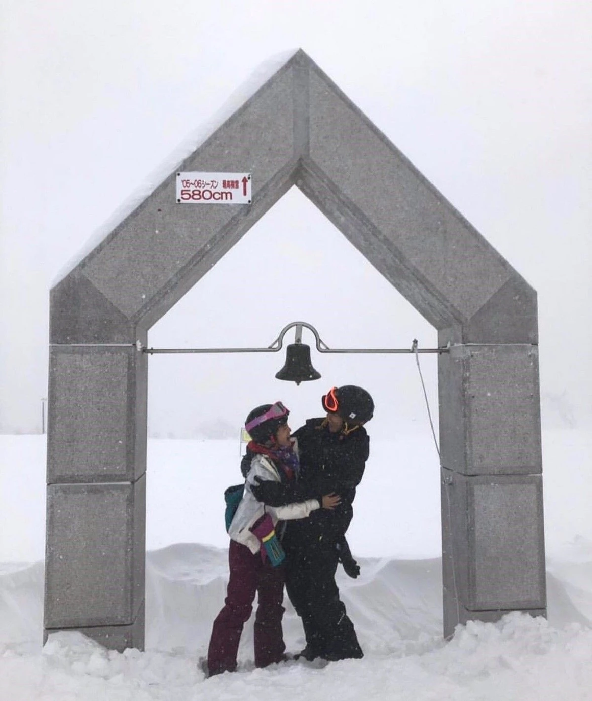 คู่นี้น่ารัก! เป๊ก-นิว ควงคู่หวาน..โอบกอดกันท่ามกลางหิมะฮอกไกโด