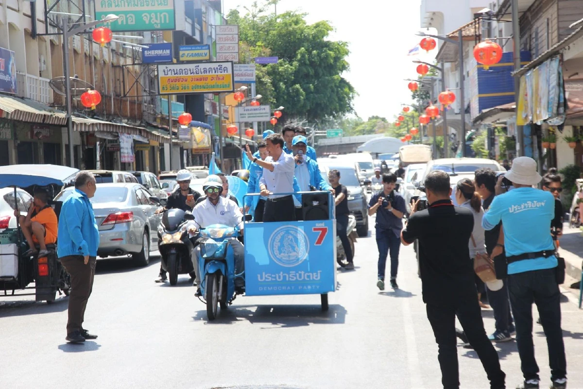 "อภิสิทธิ์"หาเสียงสุราษฎร์ธานีขอโอกาสทำให้เศรษฐกิจดีขึ้น