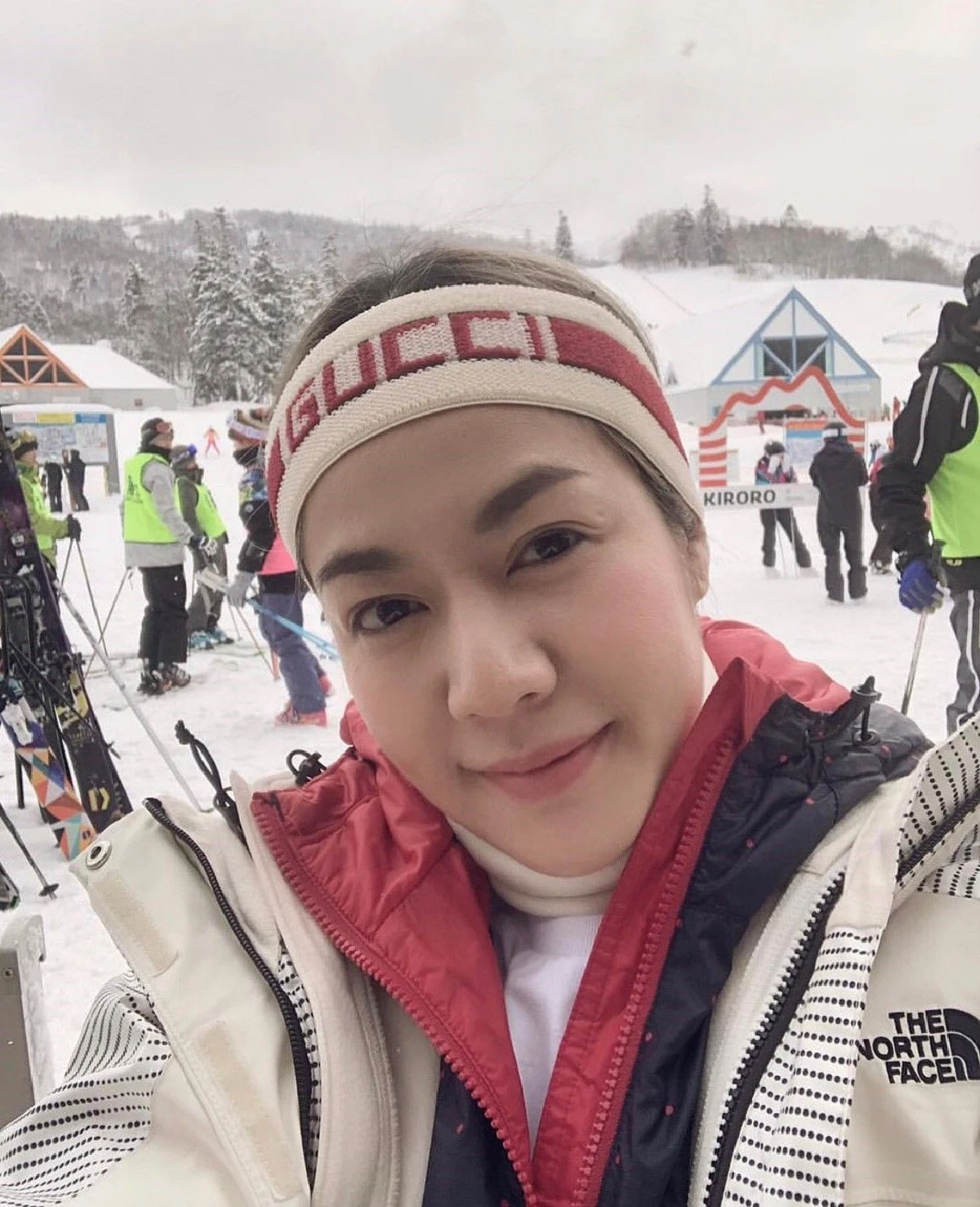 คู่นี้น่ารัก! เป๊ก-นิว ควงคู่หวาน..โอบกอดกันท่ามกลางหิมะฮอกไกโด