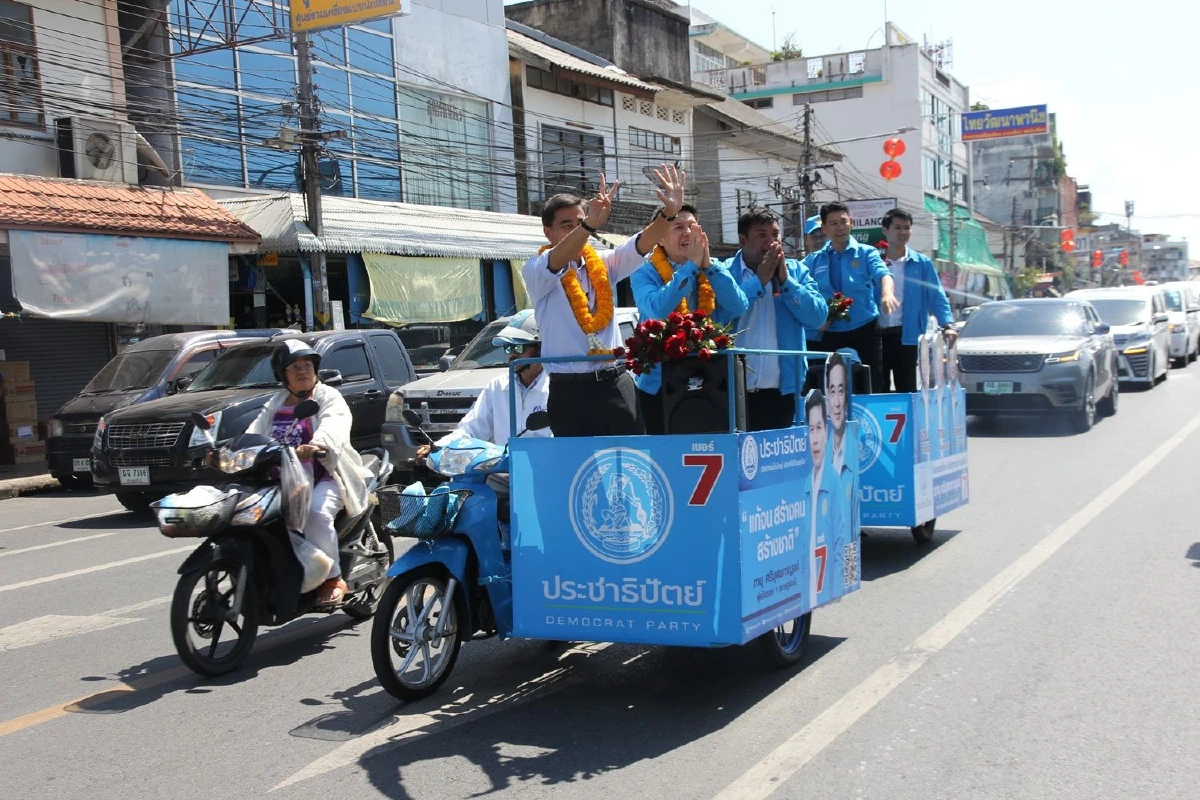 "อภิสิทธิ์"หาเสียงสุราษฎร์ธานีขอโอกาสทำให้เศรษฐกิจดีขึ้น