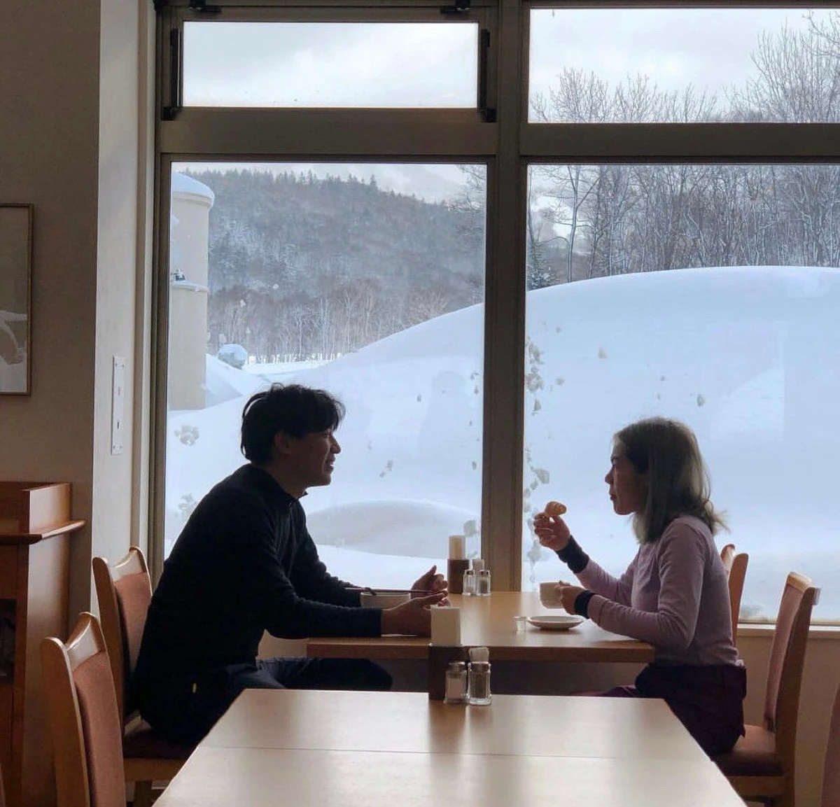 คู่นี้น่ารัก! เป๊ก-นิว ควงคู่หวาน..โอบกอดกันท่ามกลางหิมะฮอกไกโด