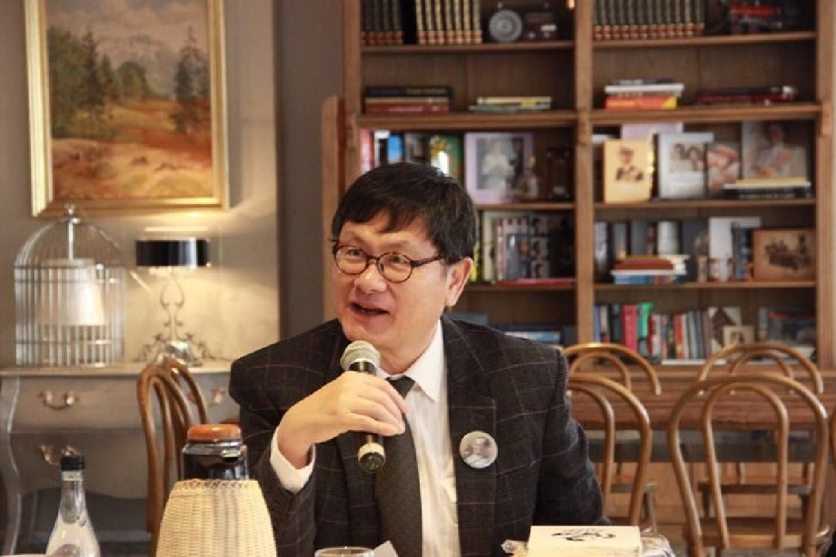 "พระราชโองการฉบับเดียวดับทุกข์ทวยราษฎร์ได้ดังพลัน" "พระราชโองการฉบับเดียวดับทุกข์ทวยราษฎร์ได้ดังพลัน"