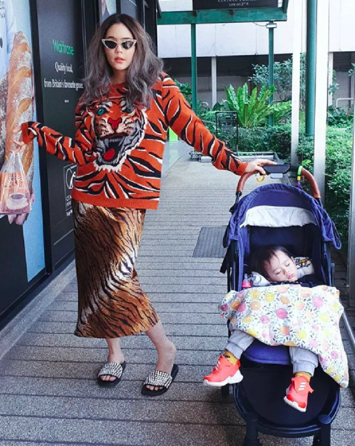 ผมใหม่..ต้อนรับปีใหม่ “แม่ชม” ขอเปลี่ยนสีผมใหม่ต้อนรับปีหมูด้วยสึสุดแซ่บ