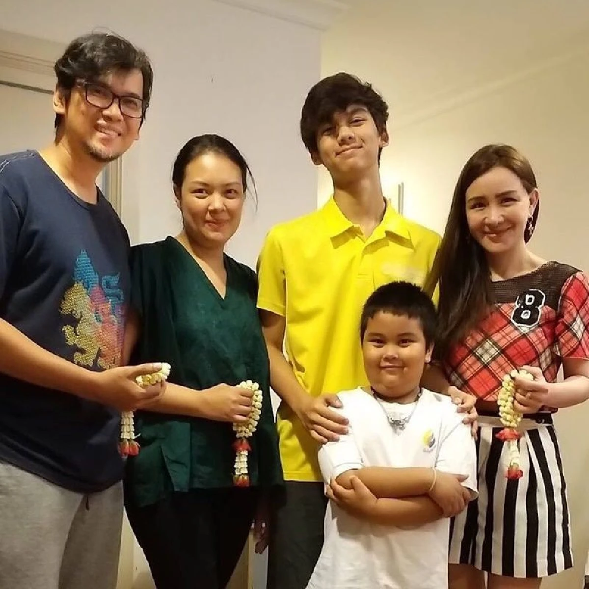 "น้องทิกเกอร์” ล้างเท้าให้ “พ่อแมว-แม่นิโคล” ในวันเกิด พร้อมถ่ายภาพสองครอบครัวสุดอบอุ่น