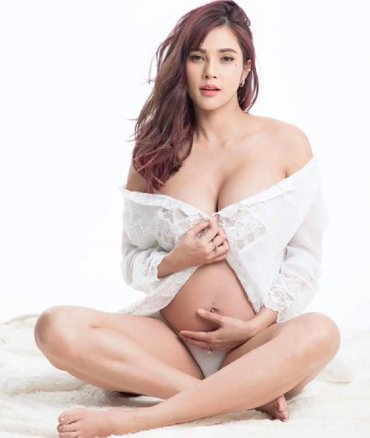 "อุ้ม ลักขณา” พาครอบครัวถ่ายแฟชั่นเซ็ตก่อนคลอด แซ่บและอบอุ่นหนักมาก