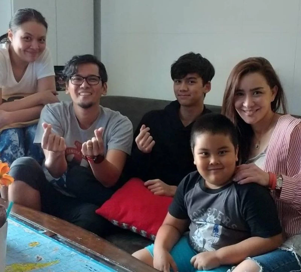 "น้องทิกเกอร์” ล้างเท้าให้ “พ่อแมว-แม่นิโคล” ในวันเกิด พร้อมถ่ายภาพสองครอบครัวสุดอบอุ่น