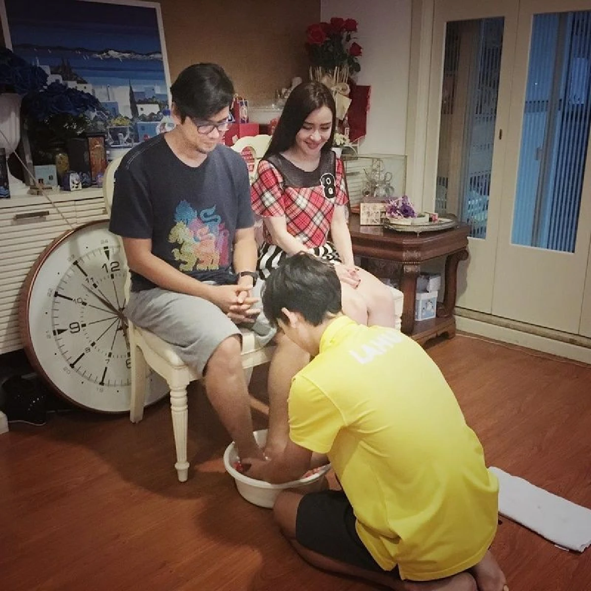 "น้องทิกเกอร์” ล้างเท้าให้ “พ่อแมว-แม่นิโคล” ในวันเกิด พร้อมถ่ายภาพสองครอบครัวสุดอบอุ่น