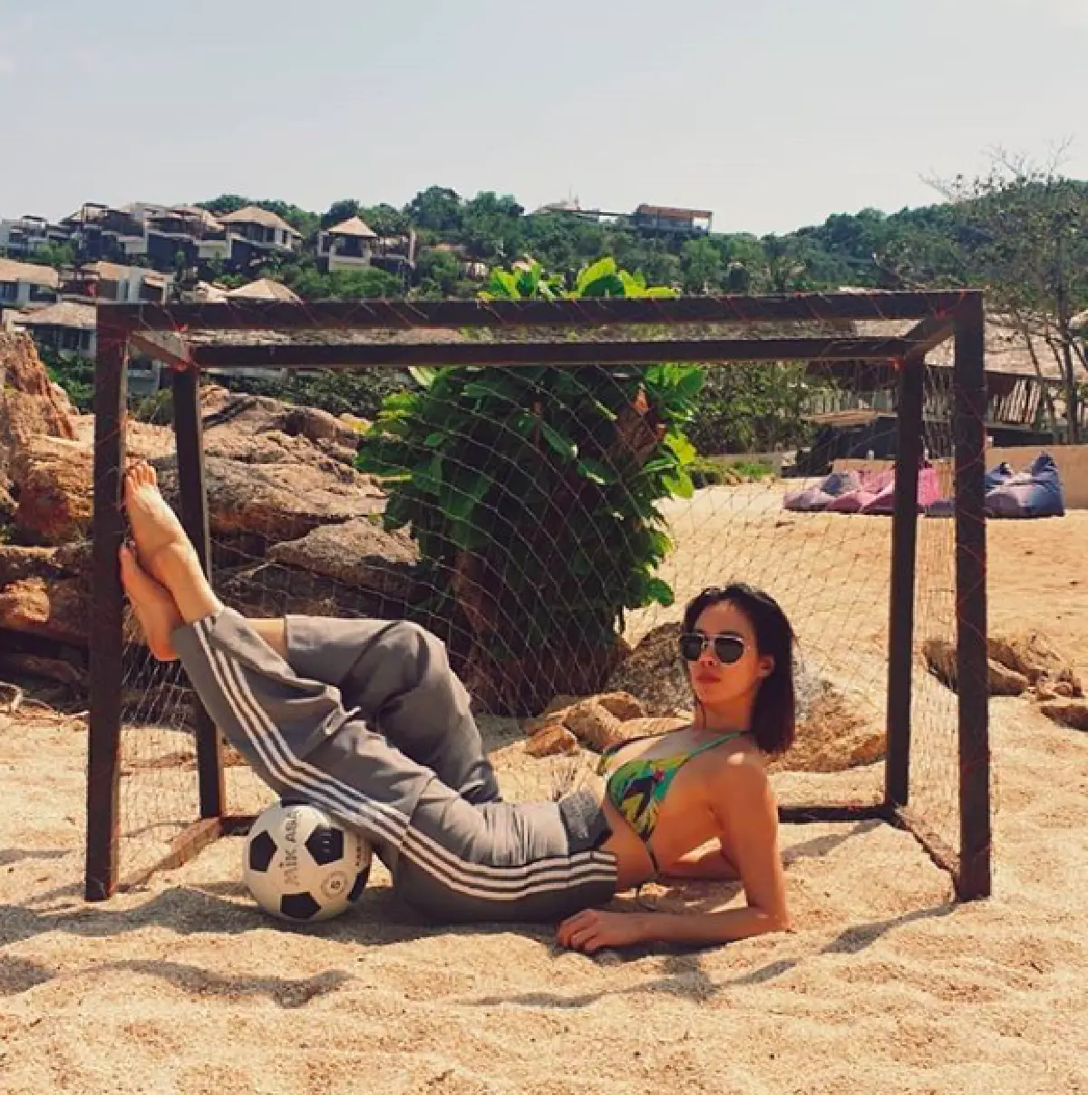 ทริปนี้ใครเป็นตากล้อง!? “คริส หอวัง” อวดหุ่นเป๊ะเที่ยวทะเลเกาะสมุย