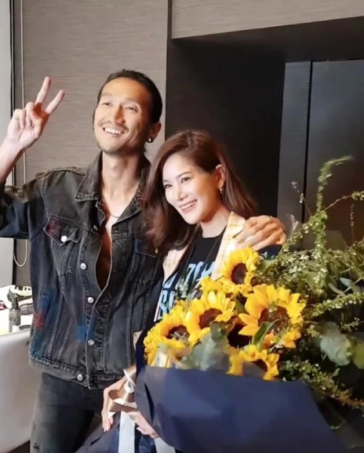 “ก้อย” เซอร์ไพรส์ “ตูน” มอบของเหมือนเมื่อ 8 ปีที่แล้ว ในคอนเสิร์ตใหญ่