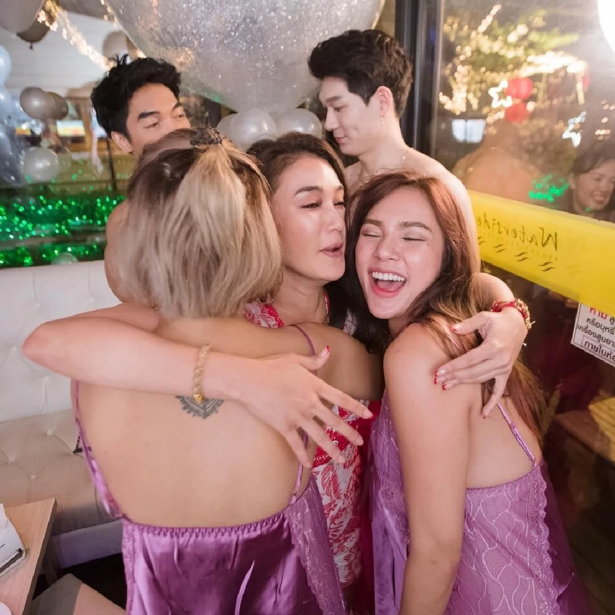 ร้องไห้หนักมาก "ชมพู่ ก่อนบ่าย" สุดเซอร์ไพรส์ เพื่อนๆ จัดปาร์ตี้สละโสดให้