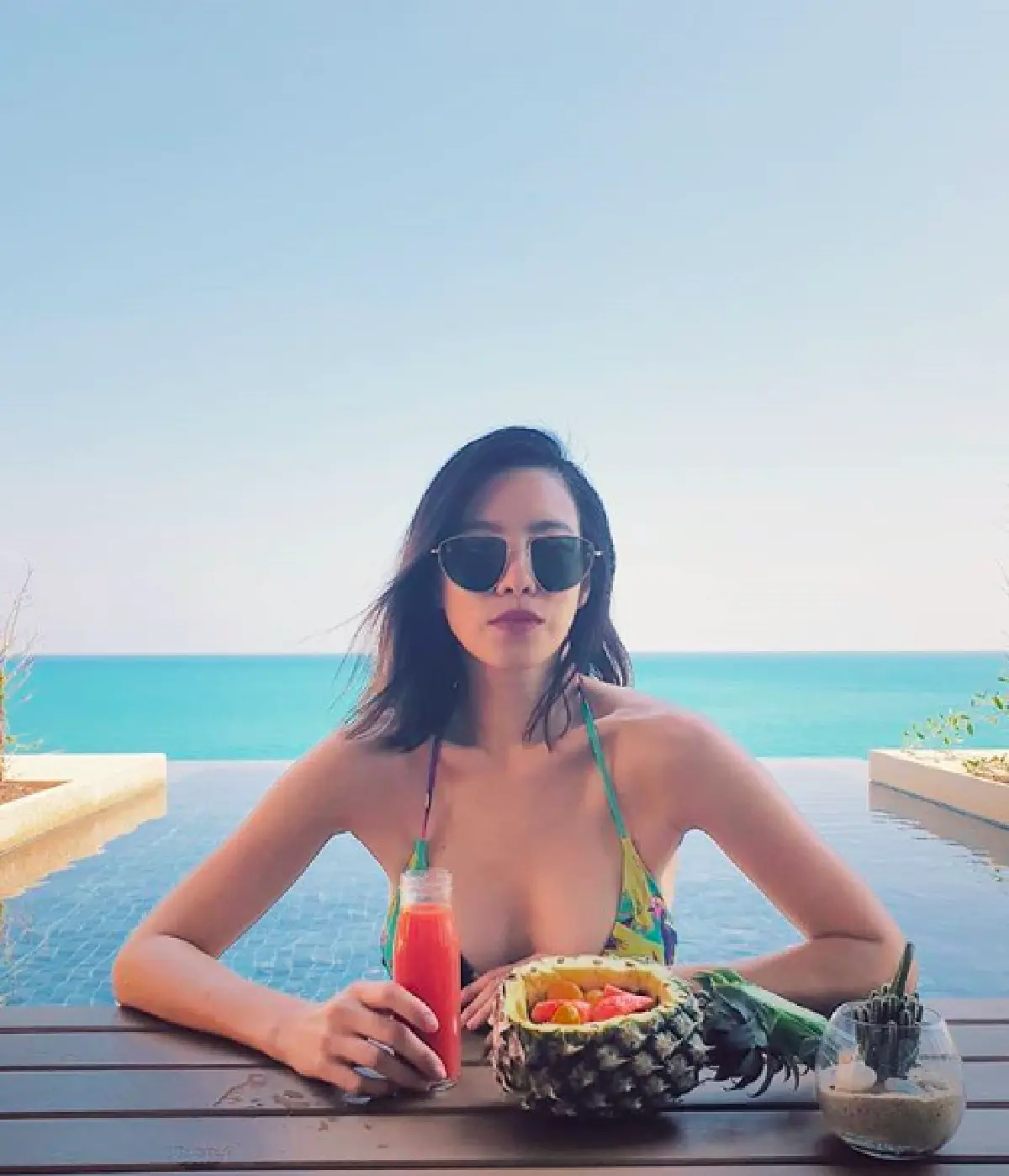 ทริปนี้ใครเป็นตากล้อง!? “คริส หอวัง” อวดหุ่นเป๊ะเที่ยวทะเลเกาะสมุย