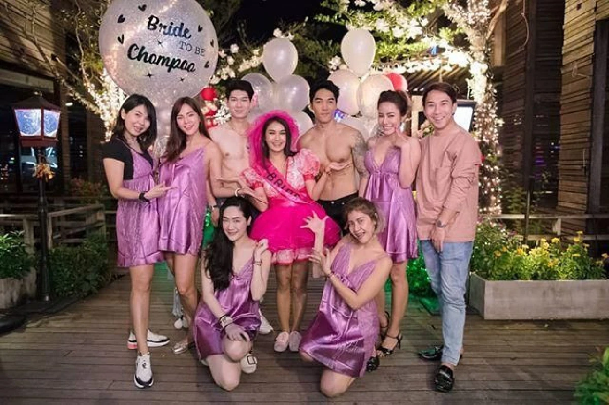 ร้องไห้หนักมาก "ชมพู่ ก่อนบ่าย" สุดเซอร์ไพรส์ เพื่อนๆ จัดปาร์ตี้สละโสดให้