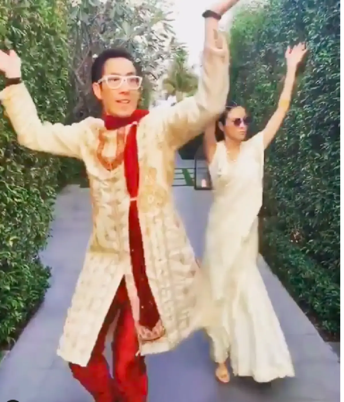 ตัวพ่อตัวแม่มาเอง "เจ-ปิ่น" กับ "อั้ม-นัท" แปลงโฉมเป็นคู่รักภารตะ ร่วมงานแต่งแบบอินเดีย