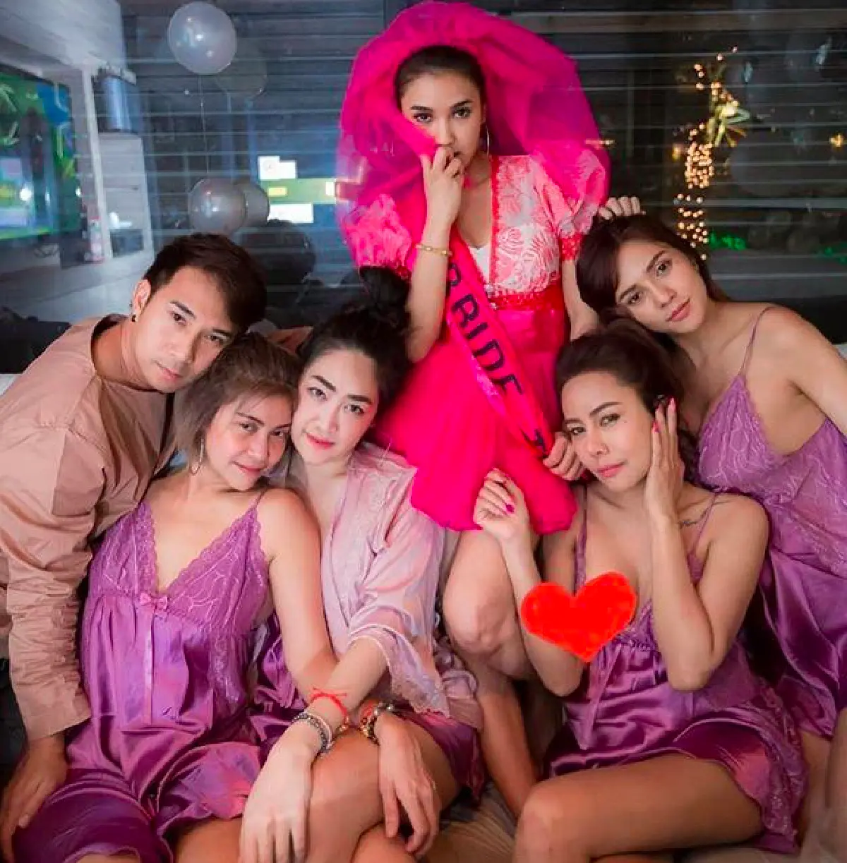 ร้องไห้หนักมาก "ชมพู่ ก่อนบ่าย" สุดเซอร์ไพรส์ เพื่อนๆ จัดปาร์ตี้สละโสดให้