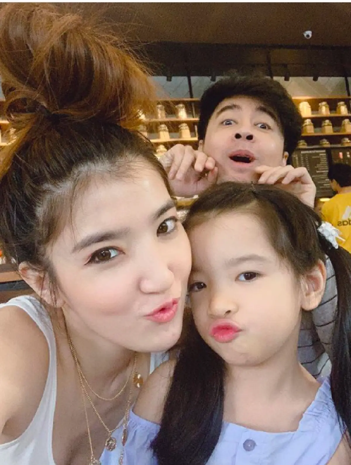 ส่องภาพสุดน่ารักของครอบครัว ”ออย ธนา” กับชีวิตที่ลงตัวและอบอุ่นหนักมาก