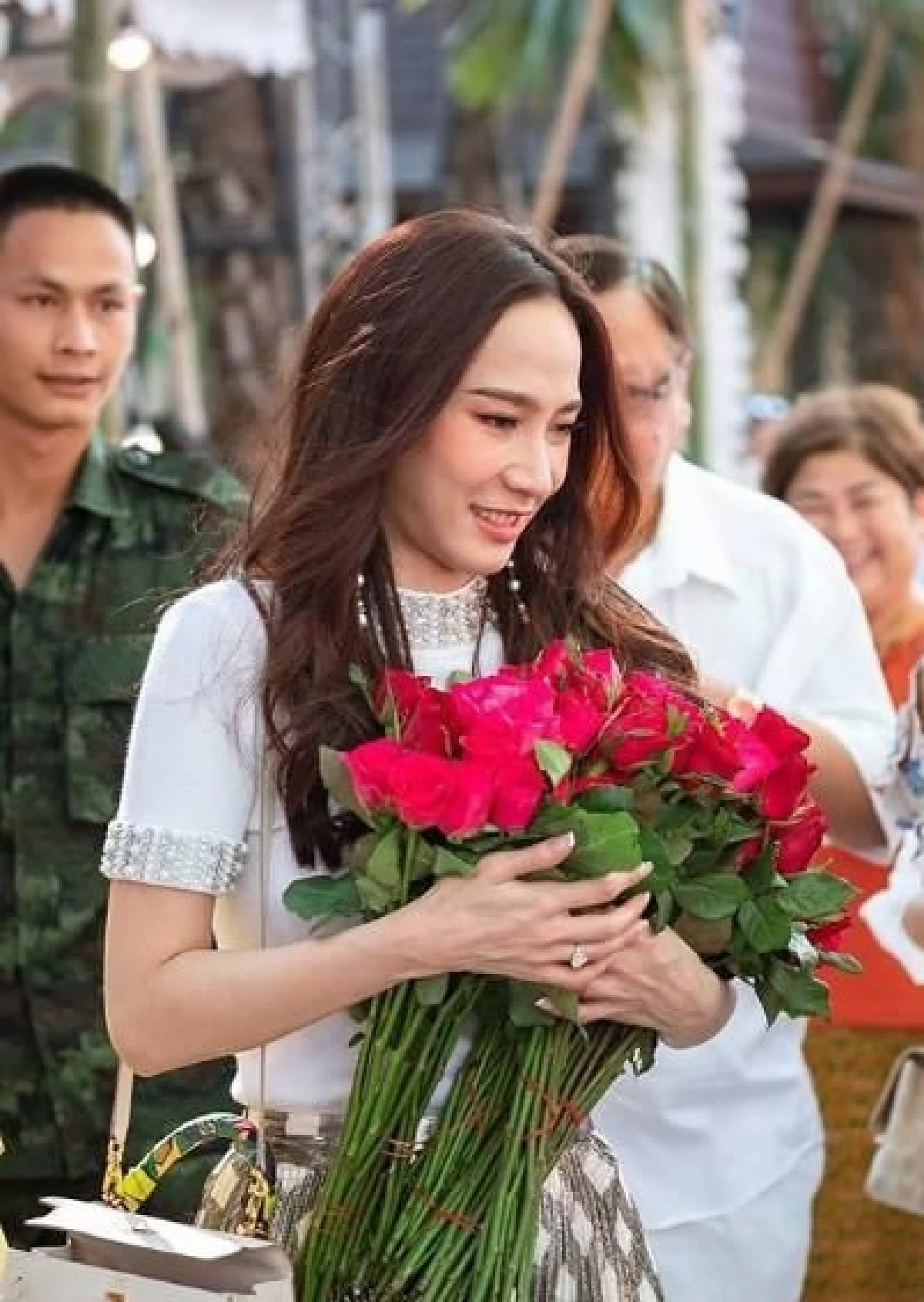 นางฟ้าของจริง "อั้ม พัชราภา" แจกอั่งเปาปึกใหญ่เพื่อเป็นทุนการศึกษาให้แก่เด็ก